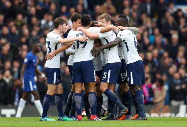 加拉塔萨雷客场3-0大胜阿贾克斯，奥斯梅恩帽子戏法